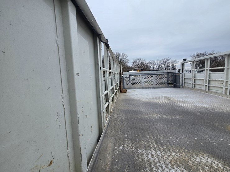 2010-freightliner-m2-106-image-95