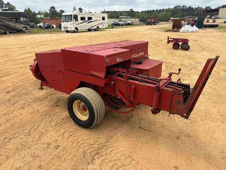 new-holland-326-image-2