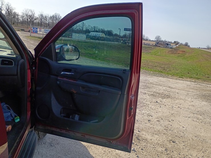 2010-chevrolet-tahoe-image-33