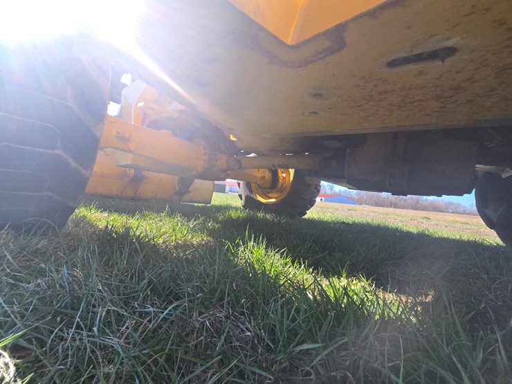 2015-deere-410l-image-40