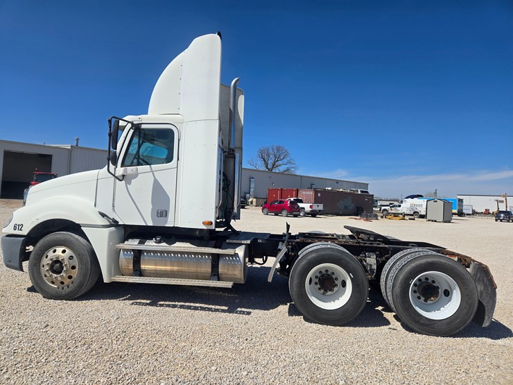 2006-freightliner-columbia-120-image-7