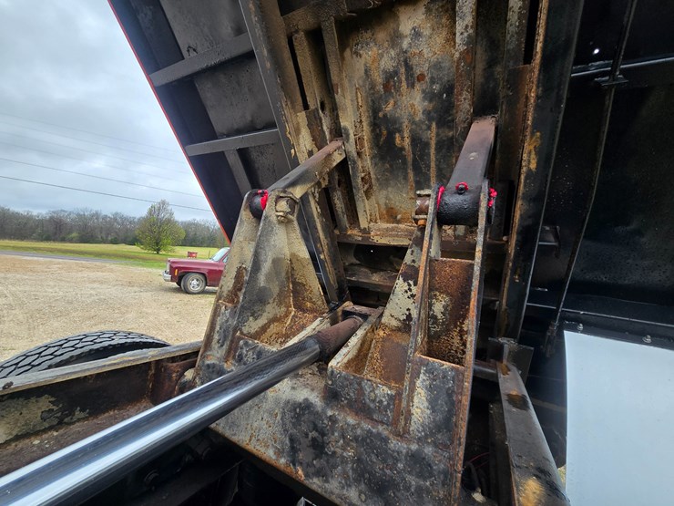 2012-freightliner-m2-106-image-64