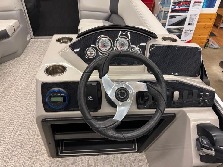 2025-g3-suncatcher-select-18c-pontoon-image-21