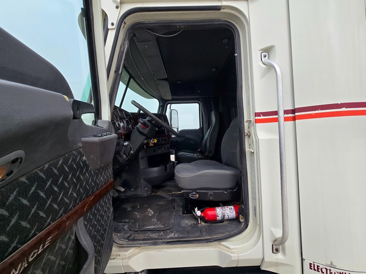 #22593-•-2016-mack-cxu613-pinnacle-sleeper-truck-image-38