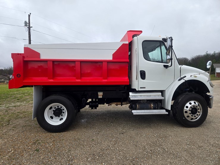 2012-freightliner-m2-106-image-18