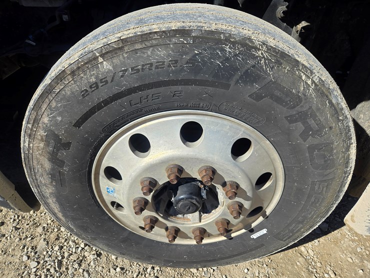 2014-freightliner-cascadia-125-image-100