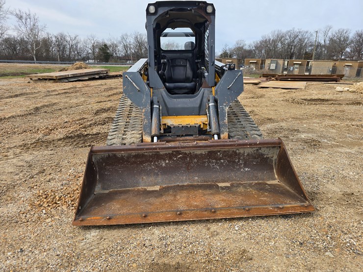 2013-deere-329d-image-15