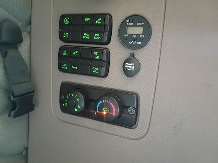 2009-freightliner-cascadia-125-image-77