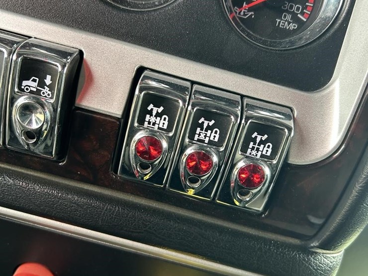 2025-kenworth-w900-image-63