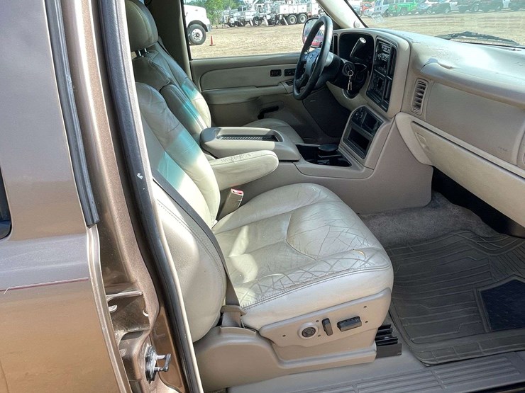 2003-chevrolet-tahoe-lt-image-18