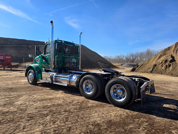2019-peterbilt-567-image-10