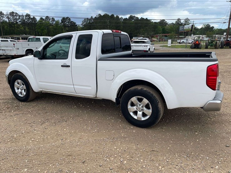 2011-nissan-frontier-sv-image-2
