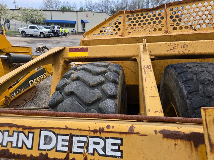 2006-deere-1812c-image-33