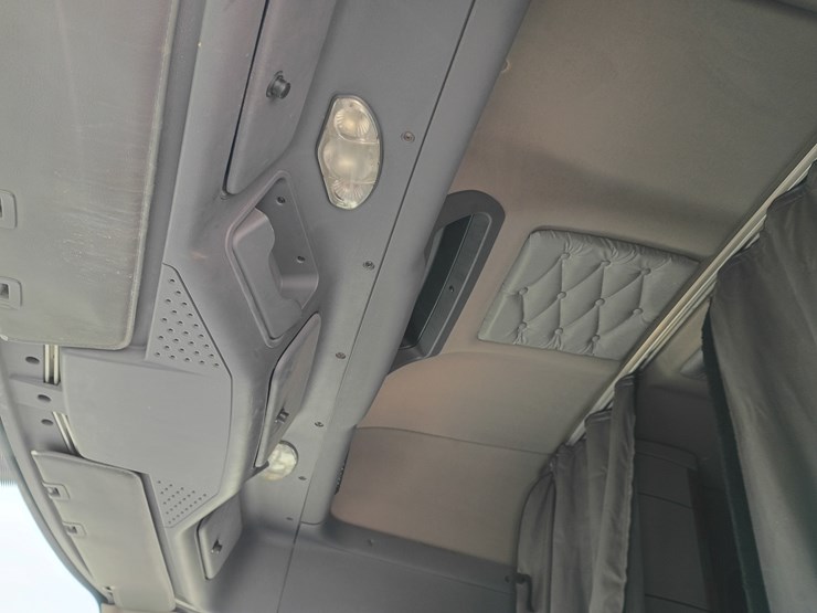 2009-freightliner-cascadia-125-image-40