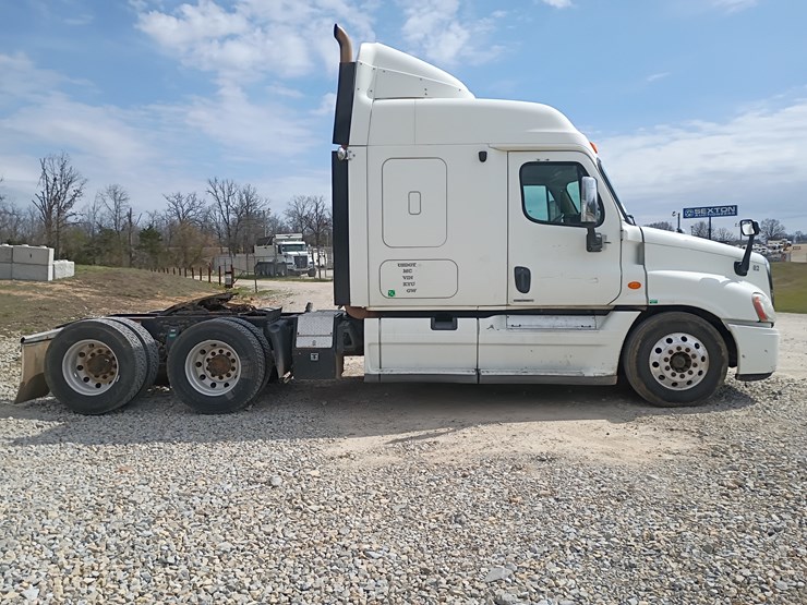 2009-freightliner-cascadia-125-image-11