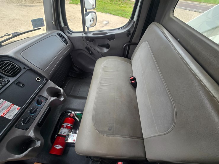 2010-freightliner-m2-106-image-57