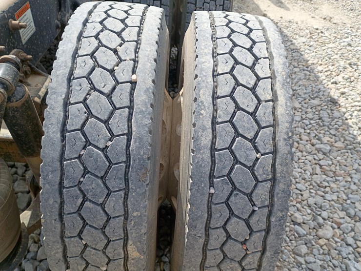 2009-freightliner-cascadia-125-image-107