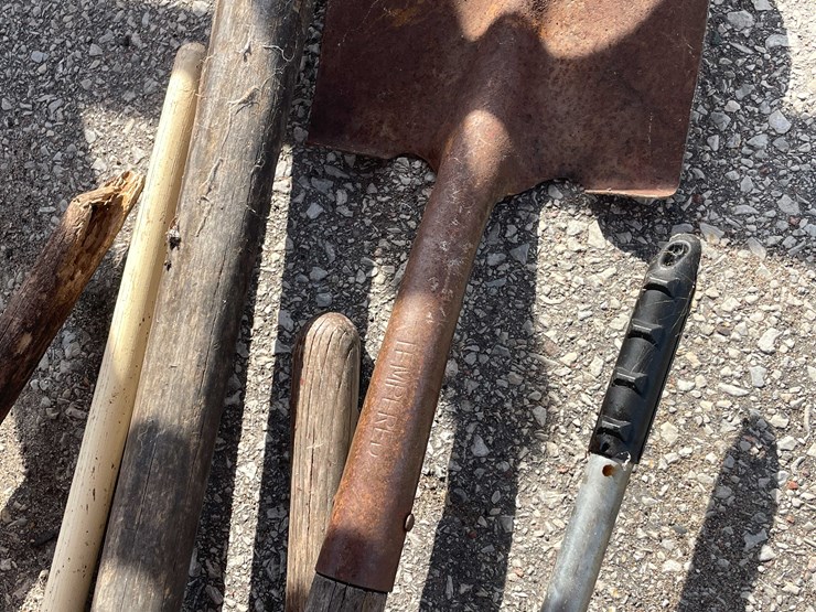 #7025-•-(11)-handled-yard-tools-(o4)-image-7