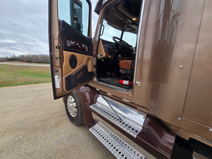2017-western-star-5700xe-image-55