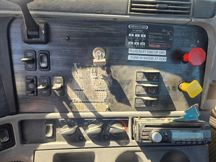 2006-freightliner-columbia-120-image-57