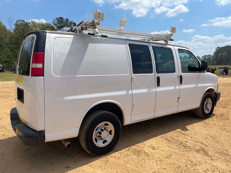 2018-chevrolet-express-2500-image-3