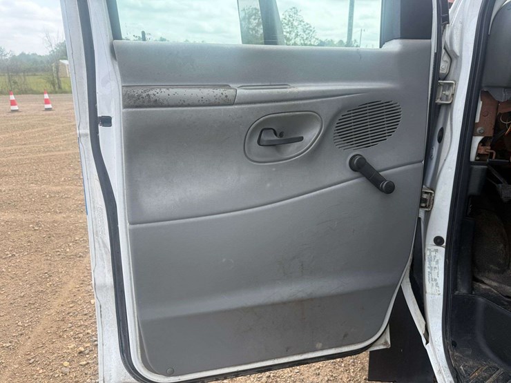 2006-ford-e350-image-13