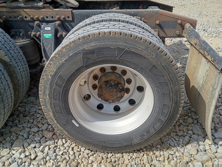 2009-freightliner-cascadia-125-image-99