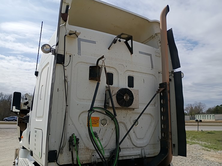 2009-freightliner-cascadia-125-image-89