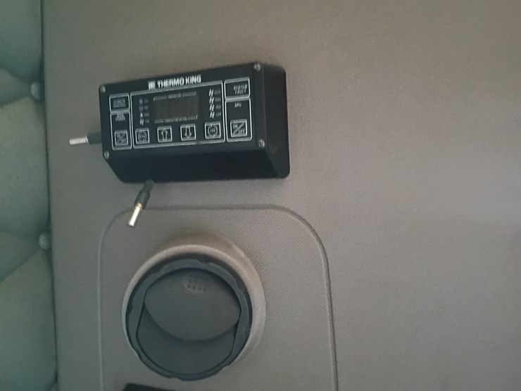 2009-freightliner-cascadia-125-image-78