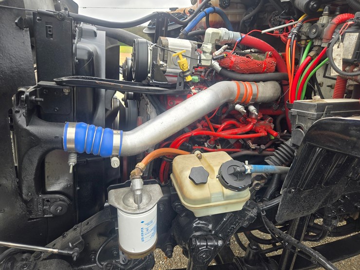 2012-freightliner-m2-106-image-33