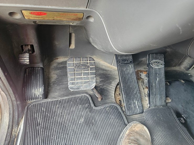 2012-peterbilt-384-image-92