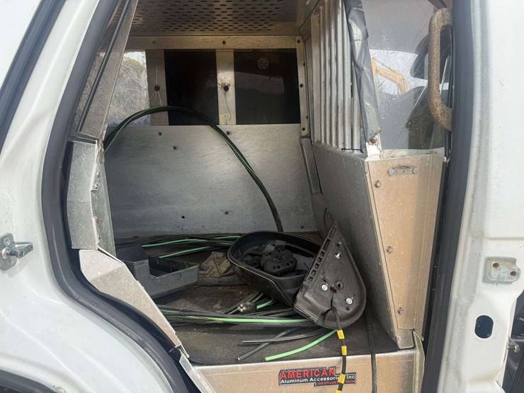 2010-chevrolet-tahoe-image-16