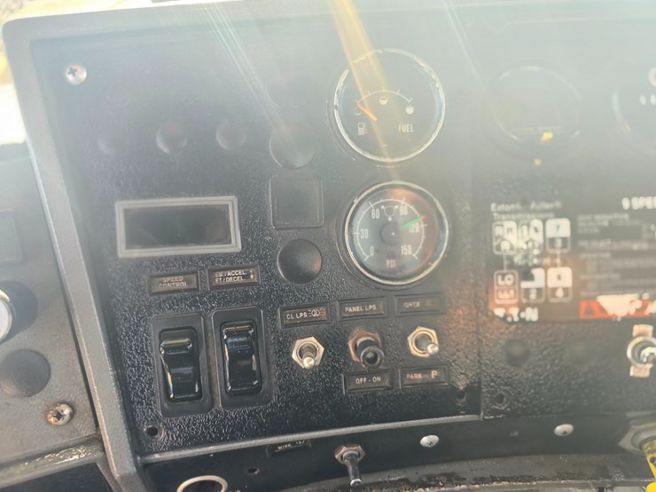 2001-mack-rd688s-image-93