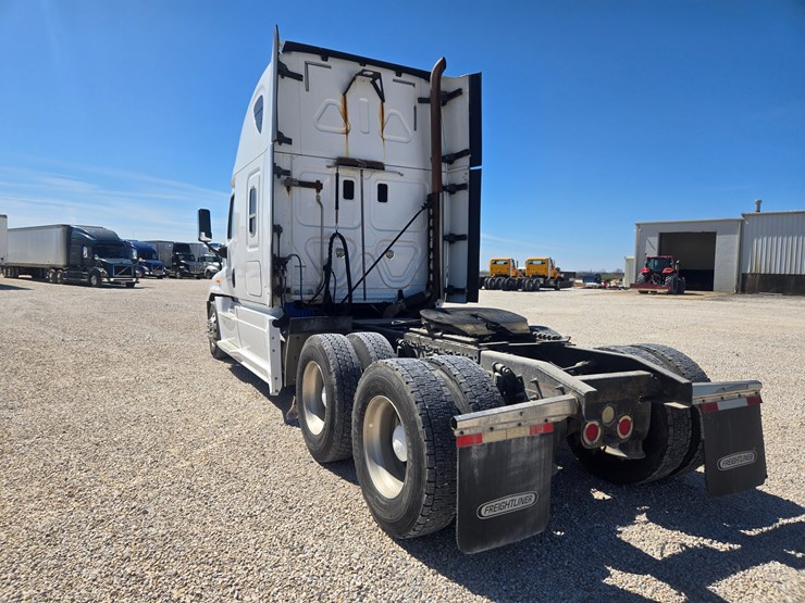 2014-freightliner-cascadia-125-image-13