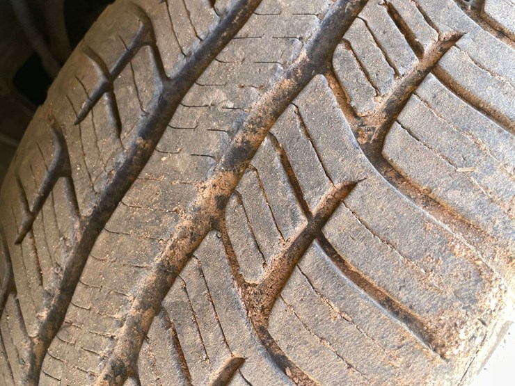 2011-chevrolet-tahoe-image-23