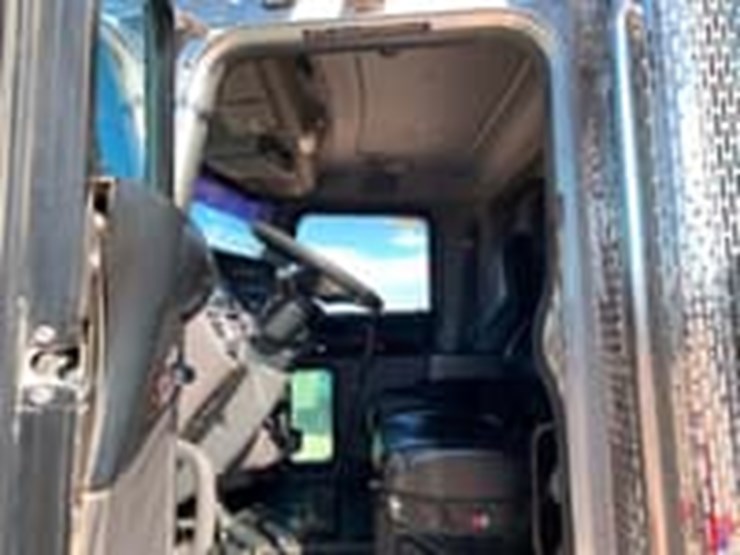 2013-peterbilt-388-image-8