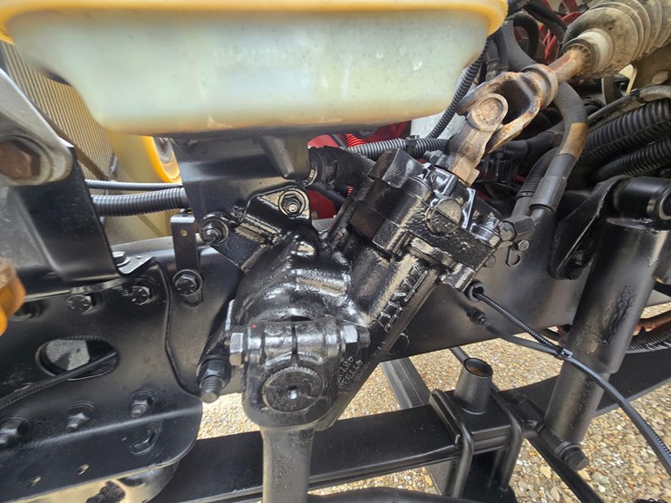 2010-freightliner-m2-106-image-37