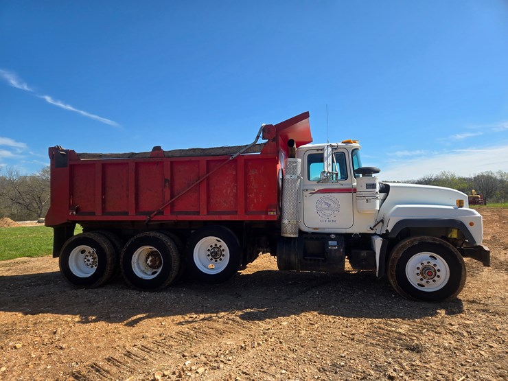 1994-mack-rd690s-image-21