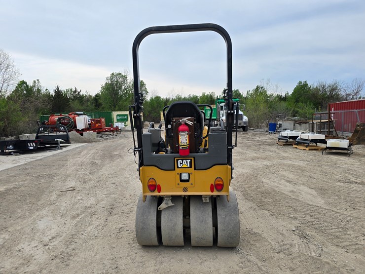 2018-caterpillar-cc24b-image-8