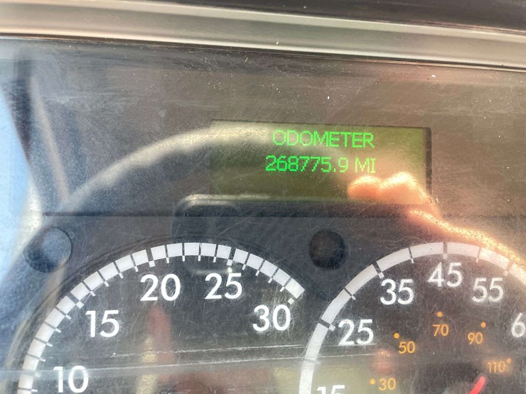 2016-freightliner-m2-106-image-30