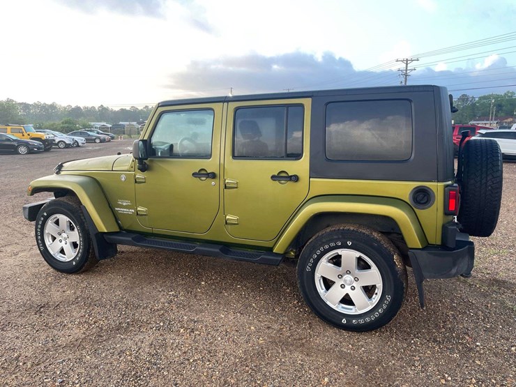 2010-jeep-wrangler-unlimited-sahara-image-2