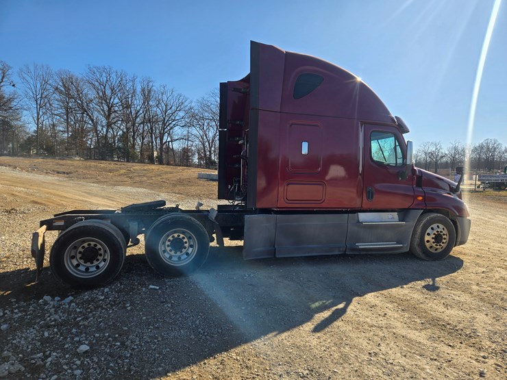 2014-freightliner-cascadia-125-image-20