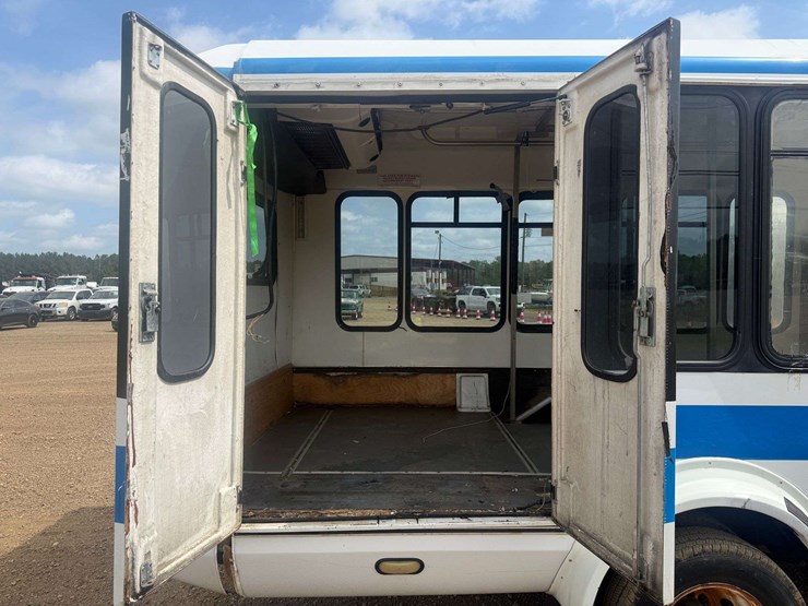 2006-ford-e350-image-16