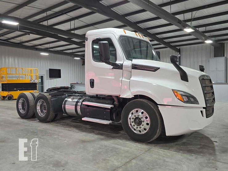 2020-freightliner-cascadia-126-image-2