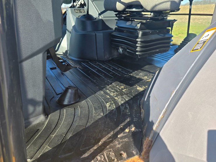 2015-deere-410l-image-75