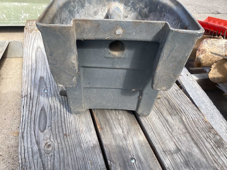 #7064-•-milking/feeder-bucket-(o3)-image-4