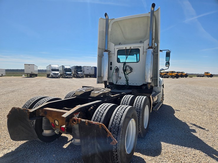 2006-freightliner-columbia-120-image-14