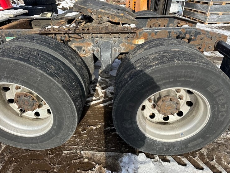 2011-freightliner-cascadia-125-image-9