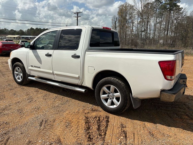 2010-nissan-titan-se-image-2