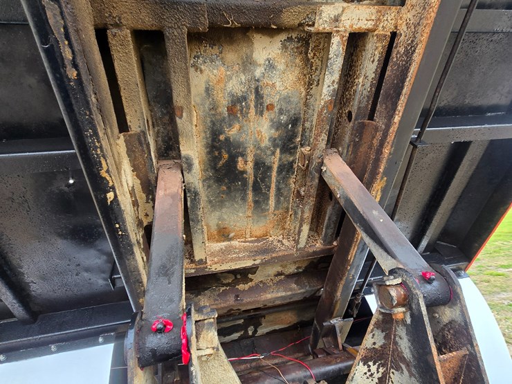 2012-freightliner-m2-106-image-56